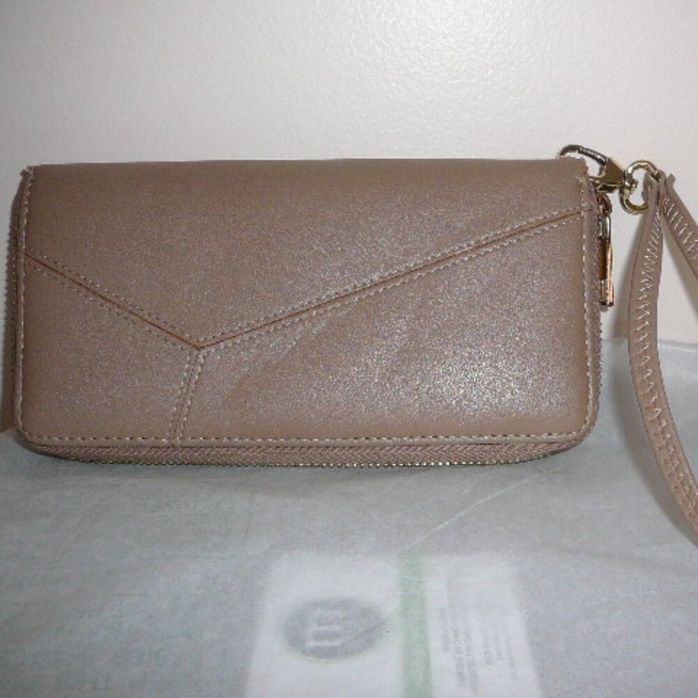 Tan Zip Up Clutch Wristlet Wallet 7.5"w x 4"t Many ID Slots & Pockets